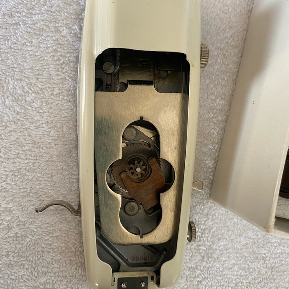 Singer Professional Buttonholer for Slant Needle Zig-Zag Sewing Machines - Picture 10 of 10